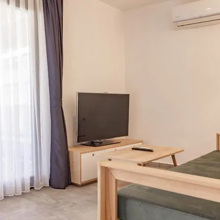 Отель Daphnis 3*